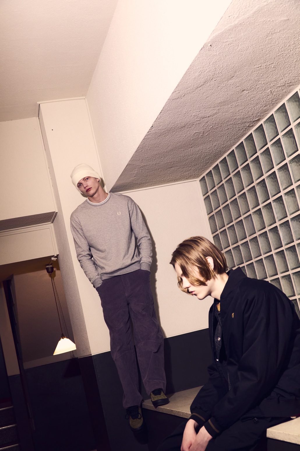 FRED PERRY [フレッドペリー] 別注 ツインティップライン ワンポイントロゴ刺繍クルーネックスウェット [FPM-24A-004-JF]と別注 テニスボンバージャケット [FPM-24A-007-JF]のコーディネート写真です。