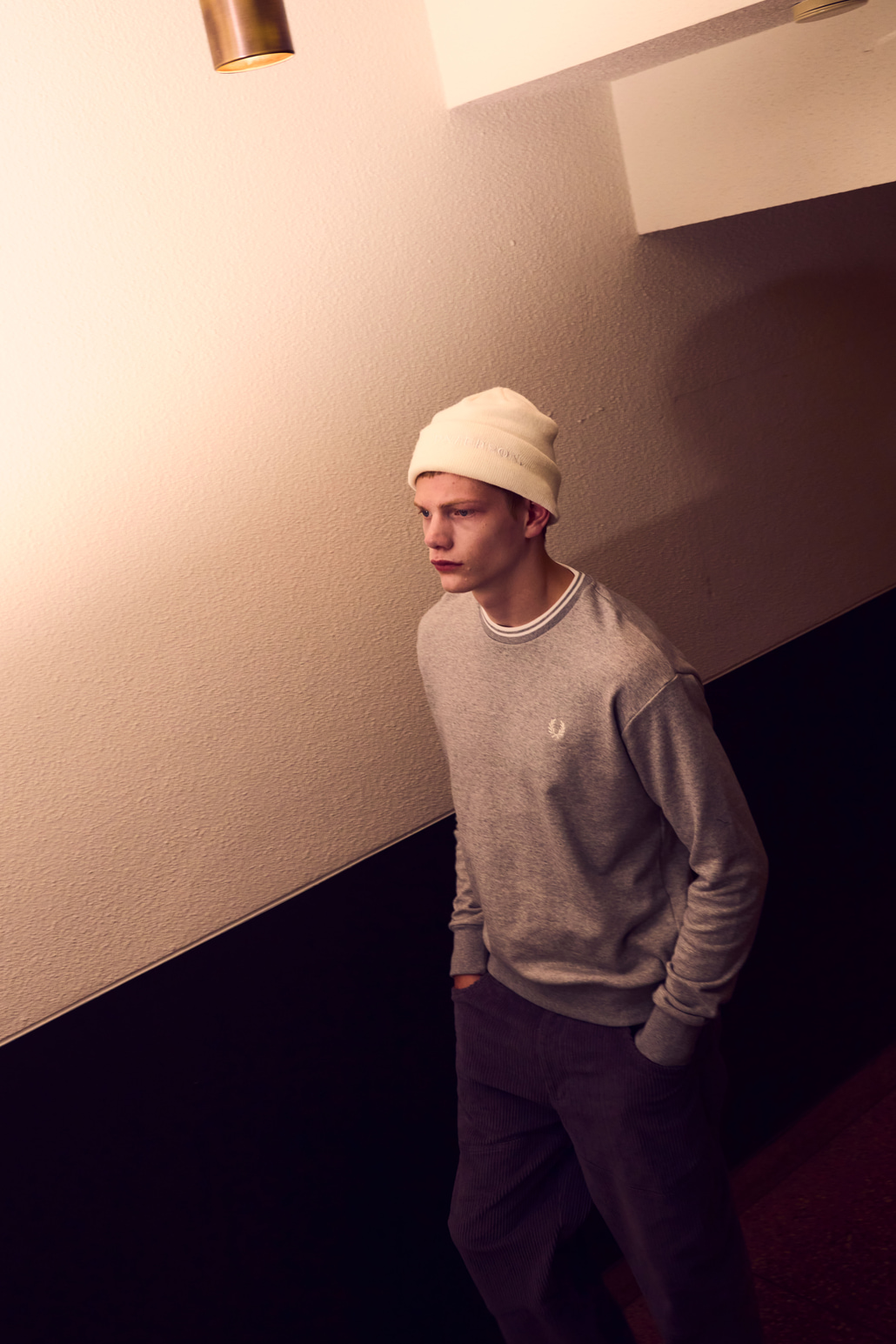 FRED PERRY [フレッドペリー] 別注 ツインティップライン ワンポイントロゴ刺繍クルーネックスウェット [FPM-24A-004-JF]のコーディネート写真です。