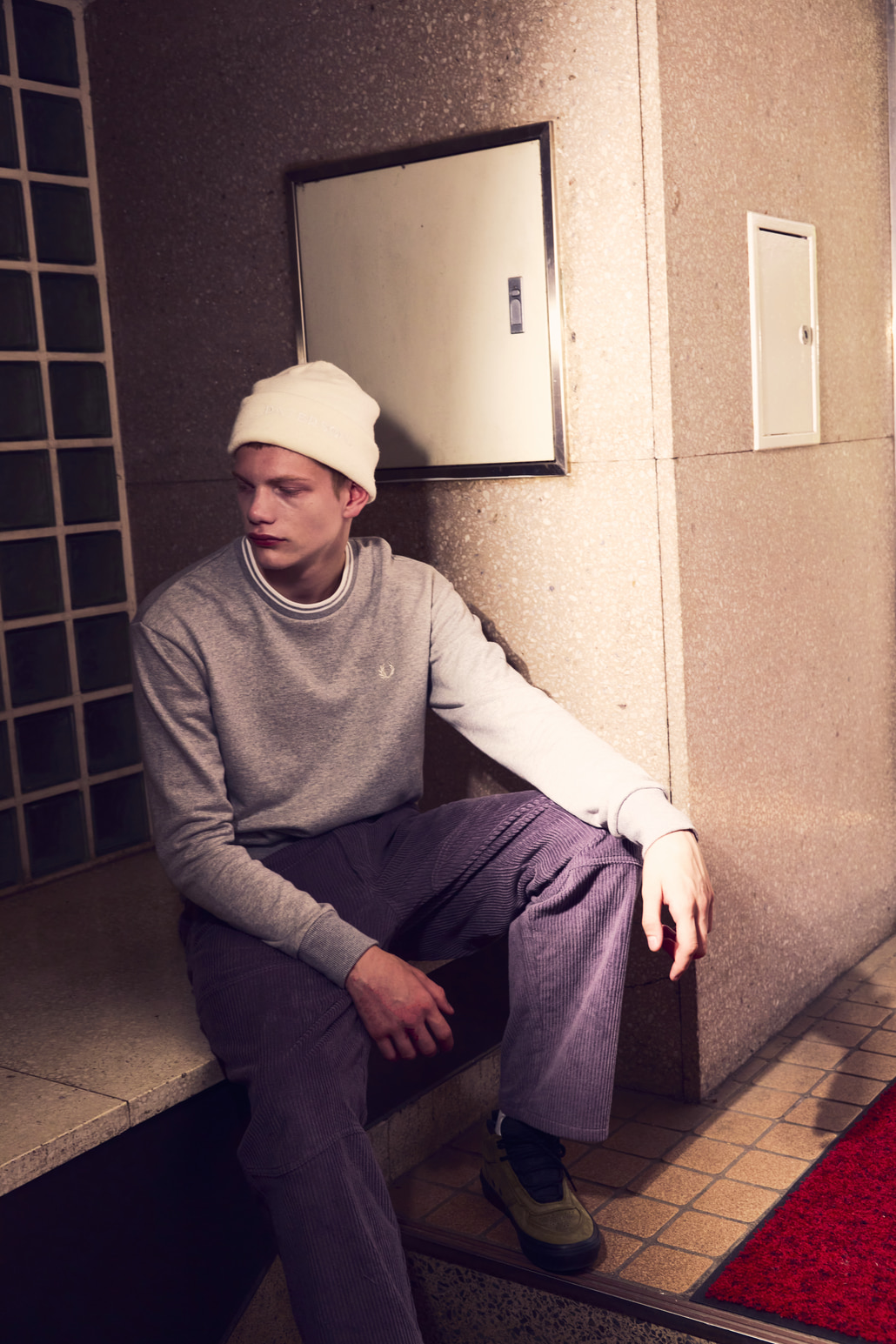 FRED PERRY [フレッドペリー] 別注 ツインティップライン ワンポイントロゴ刺繍クルーネックスウェット [FPM-24A-004-JF]のコーディネート写真です。