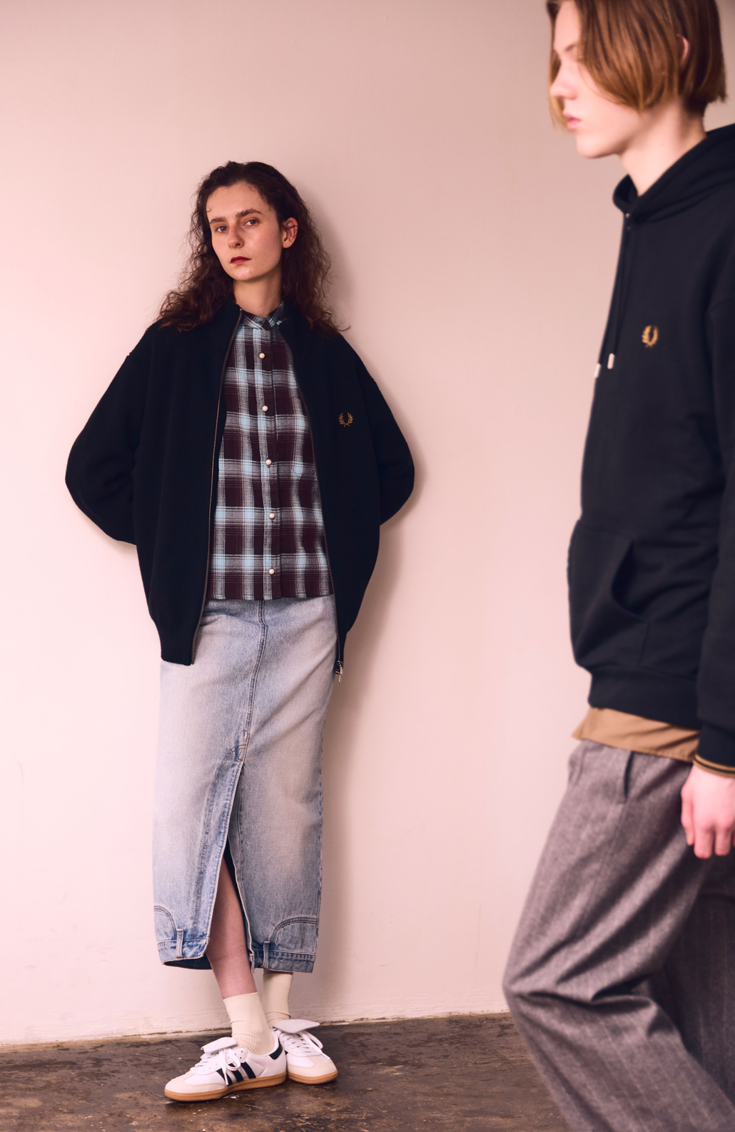 FRED PERRY [フレッドペリー] 別注 ドライバーズニット [FPM-24A-008-JF]と別注 フードロゴ刺繍スウェットパーカー [FPM-24A-005-JF]のコーディネート写真です。
