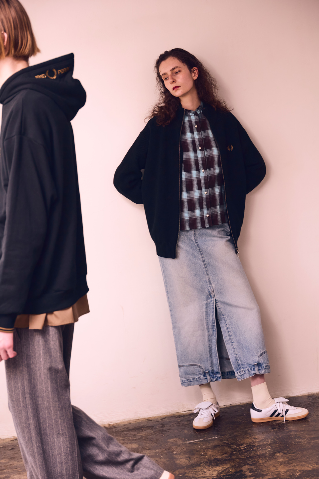 FRED PERRY [フレッドペリー] 別注 ドライバーズニット [FPM-24A-008-JF]と別注 フードロゴ刺繍スウェットパーカー [FPM-24A-005-JF]のコーディネート写真です。