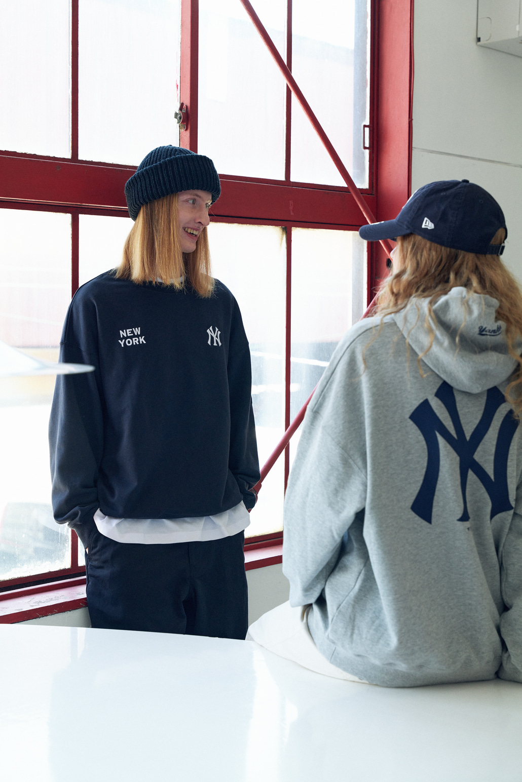 Fanatics [ファナティクス] 別注 MLBロゴ刺繍 クルーネックスウェット [OT0524FW0002-JF]と別注 バックプリント スウェットパーカー [OT0624FW0004-JF]