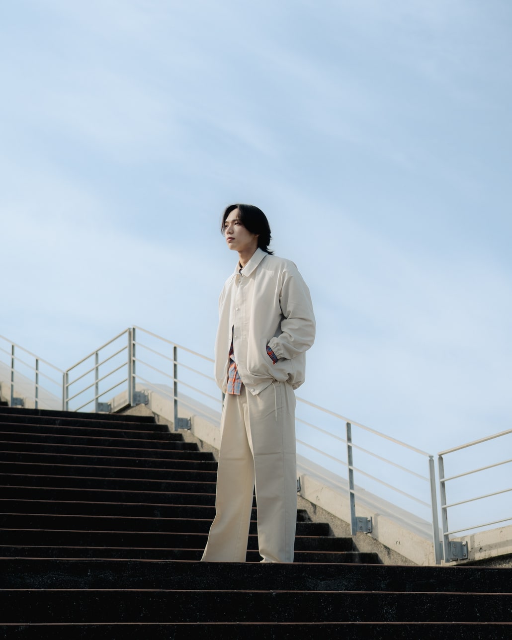 UNIVERSAL OVERALL 2025年春夏 別注コレクション MENSのコーチジャケット着用コーディネートです。