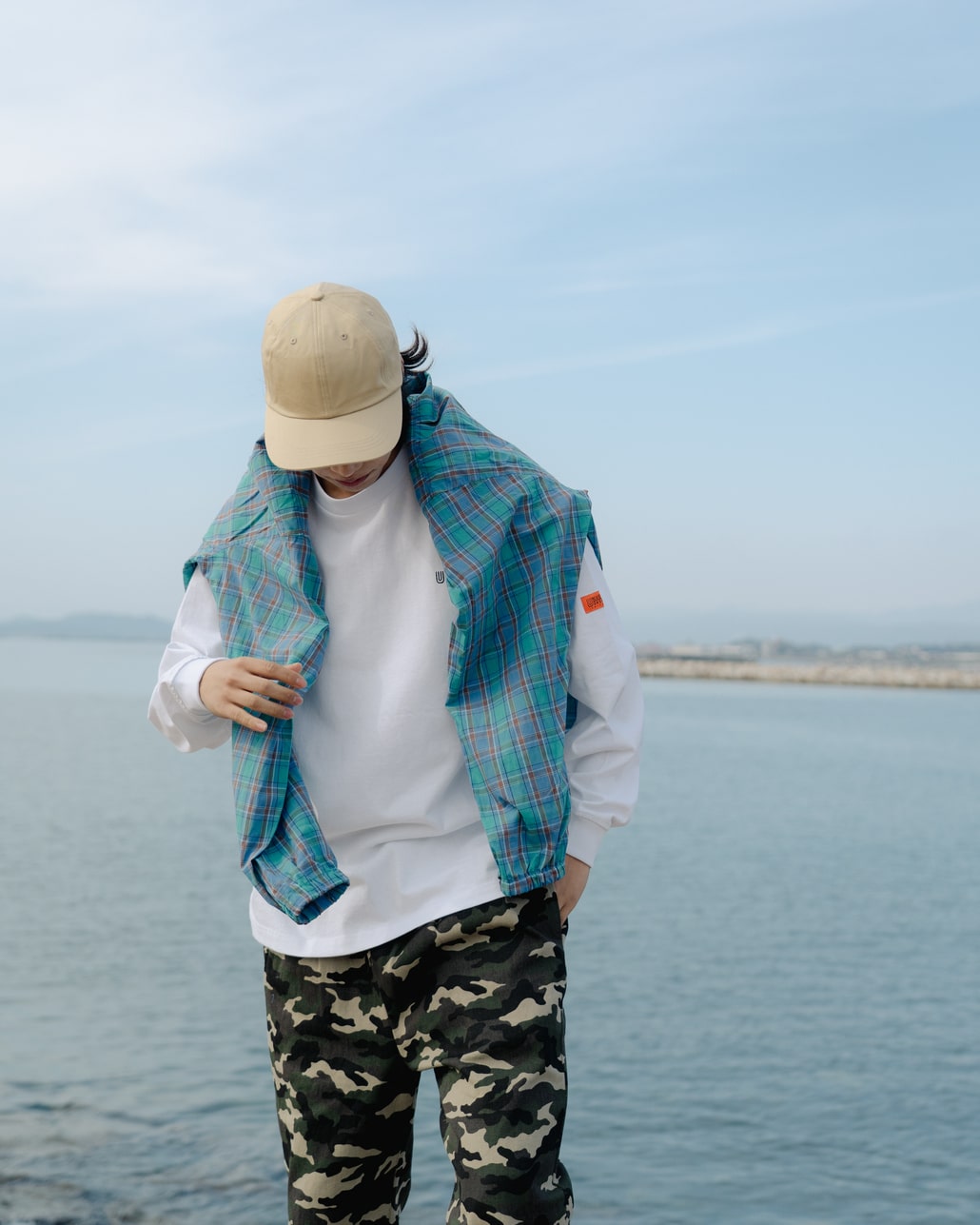 UNIVERSAL OVERALL 2025年春夏 別注コレクション MENSの着用コーディネートです。