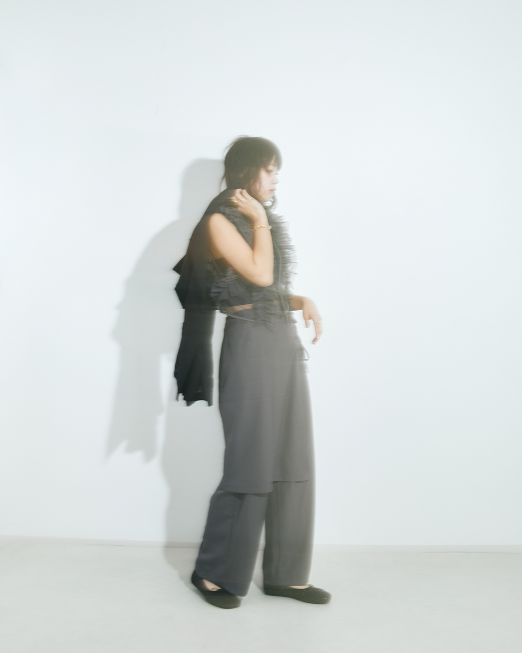 nenom(ネノム)2025春夏イメージルックのコーディネート写真です。