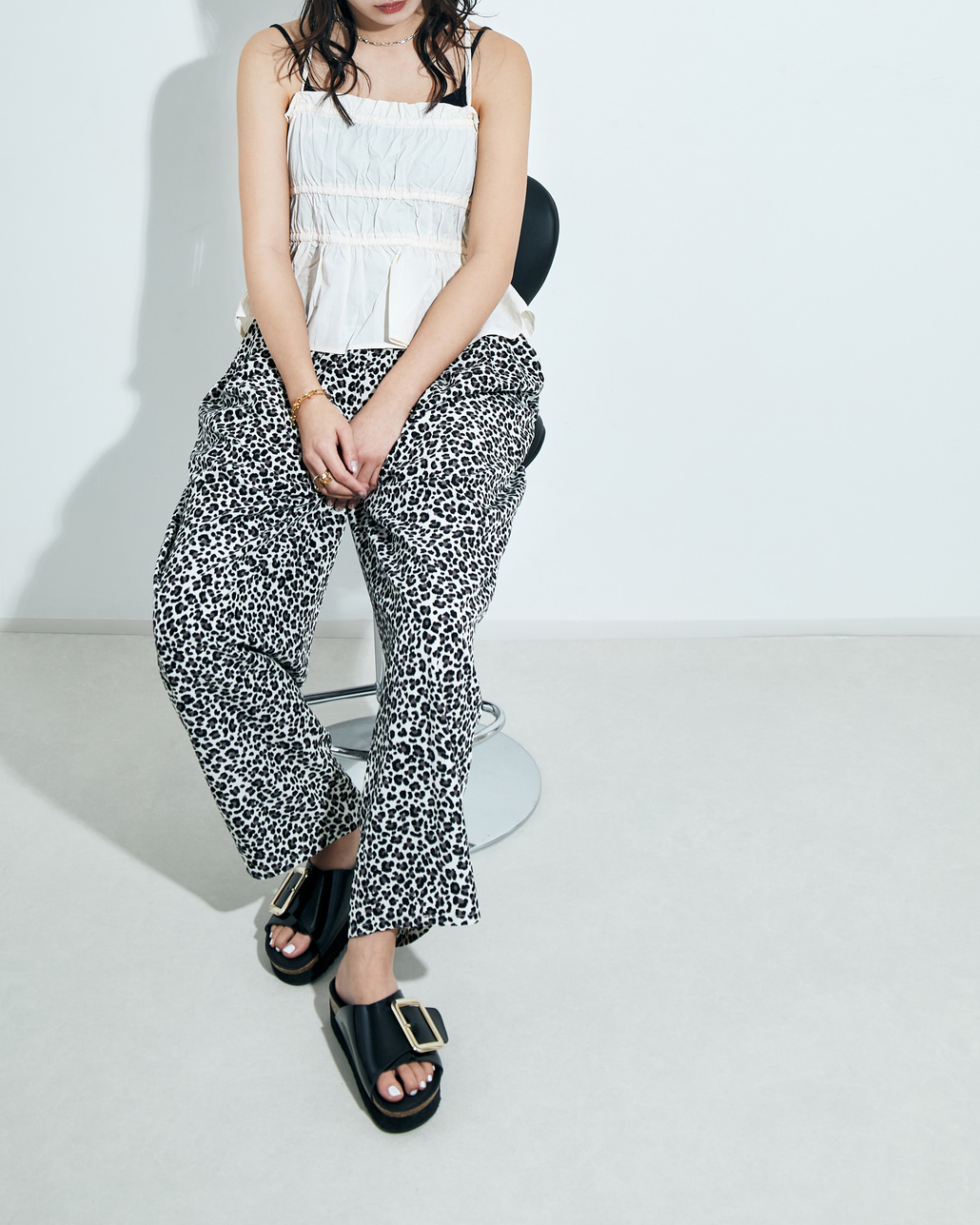 nenom(ネノム)2025春夏イメージルックのコーディネート写真です。