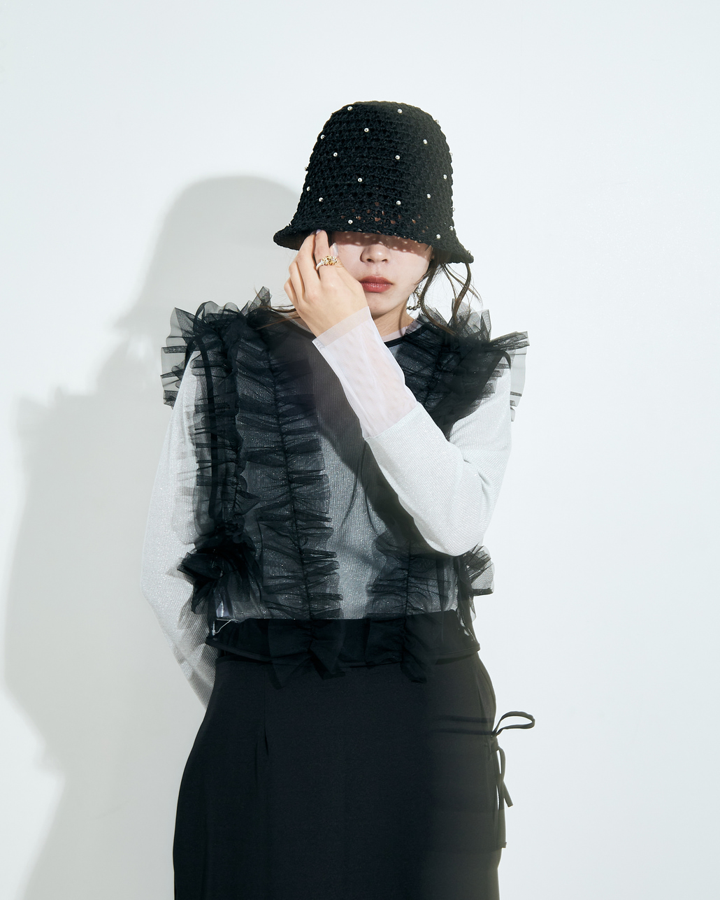 nenom(ネノム)2025春夏イメージルックのコーディネート写真です。