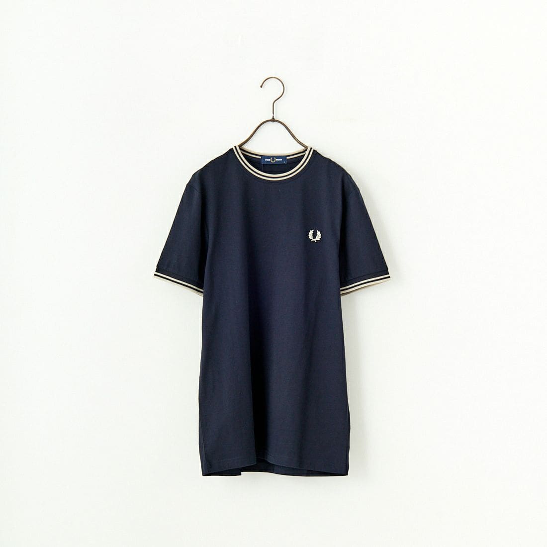 FRED PERRY [フレッドペリー] 別注 ツインティップライン ワンポイントロゴ刺繍Tシャツ [M1588-JF]
