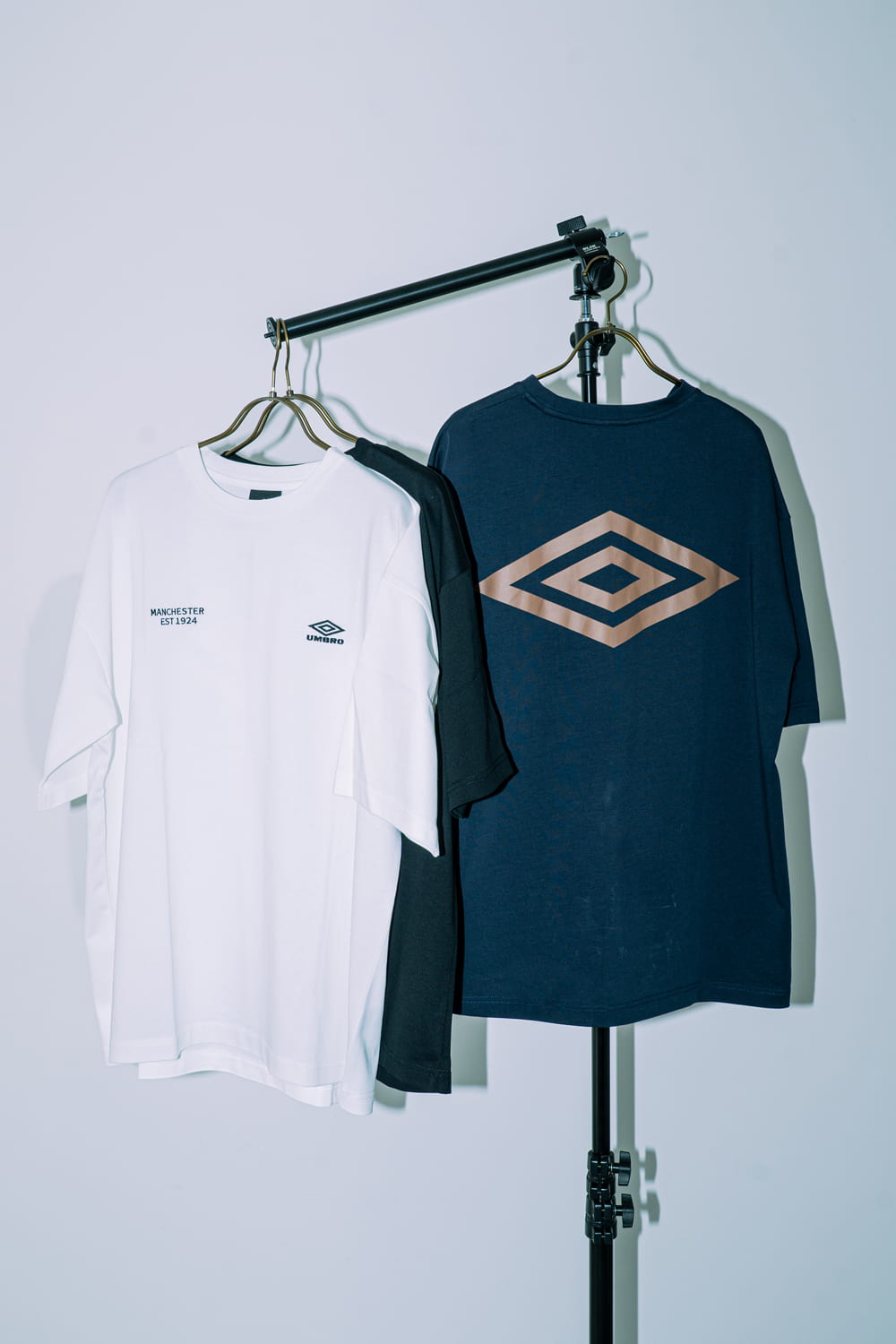 UMBRO [アンブロ] 別注 バックプリントTシャツ [KBT101-NK-03-JF]