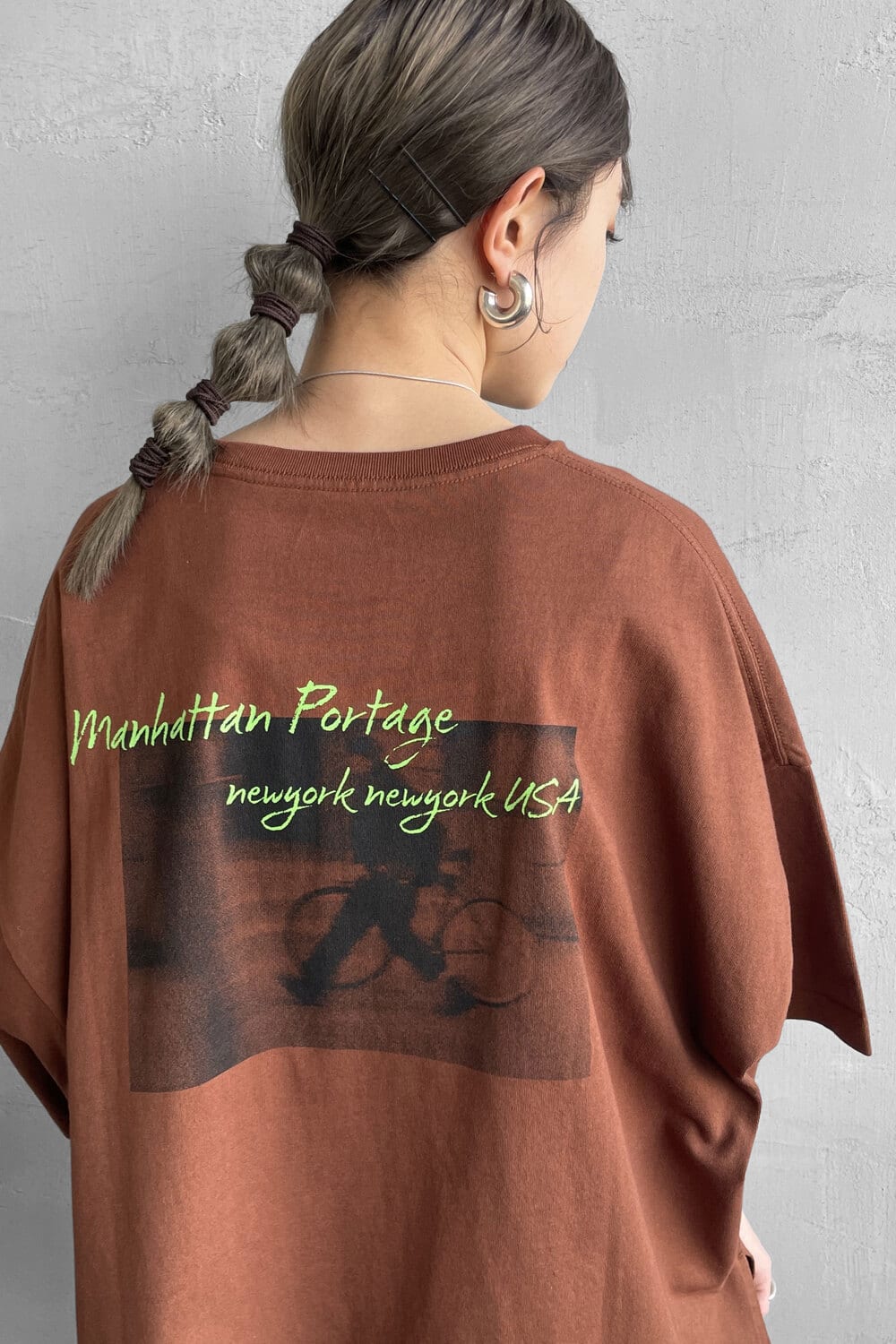 MANHATTAN PORTAGE [マンハッタンポーテージ] 別注 ショート丈 バックフォトプリントTシャツ [25SSMP-INL014-JF]