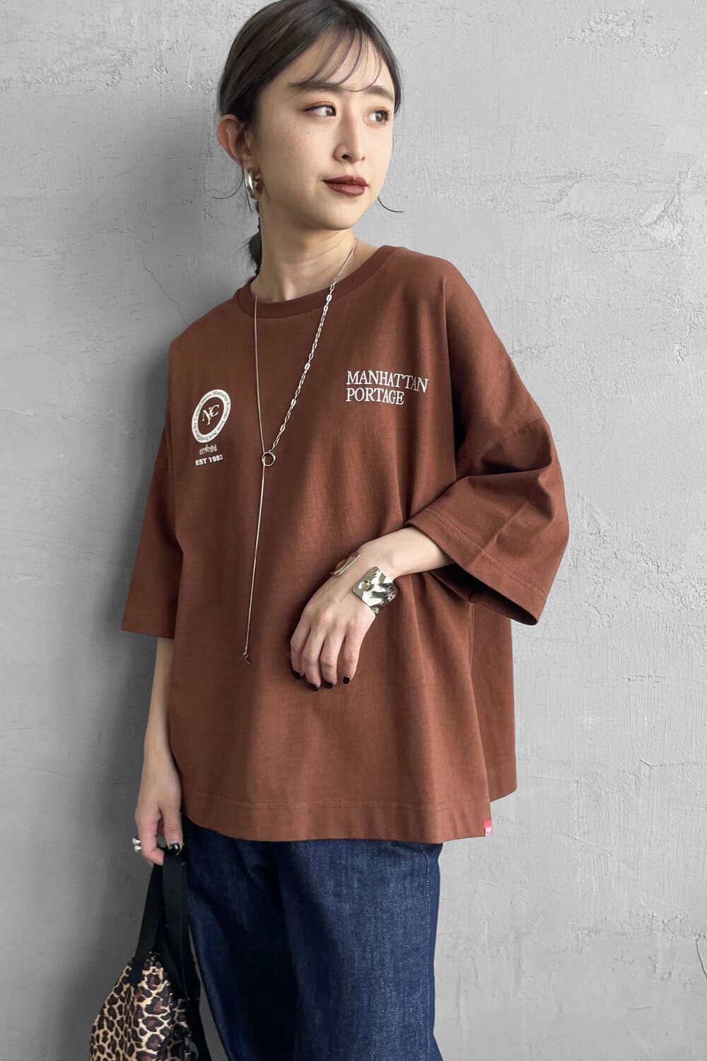 MANHATTAN PORTAGE [マンハッタンポーテージ] 別注 ショート丈 バックフォトプリントTシャツ [25SSMP-INL014-JF]