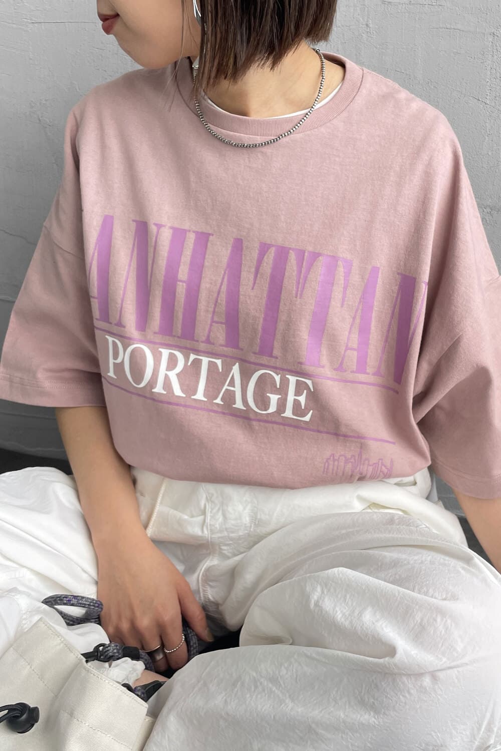 MANHATTAN PORTAGE [マンハッタンポーテージ] 別注 ショート丈 ロゴプリントTシャツ [25SSMP-INL015-JF]