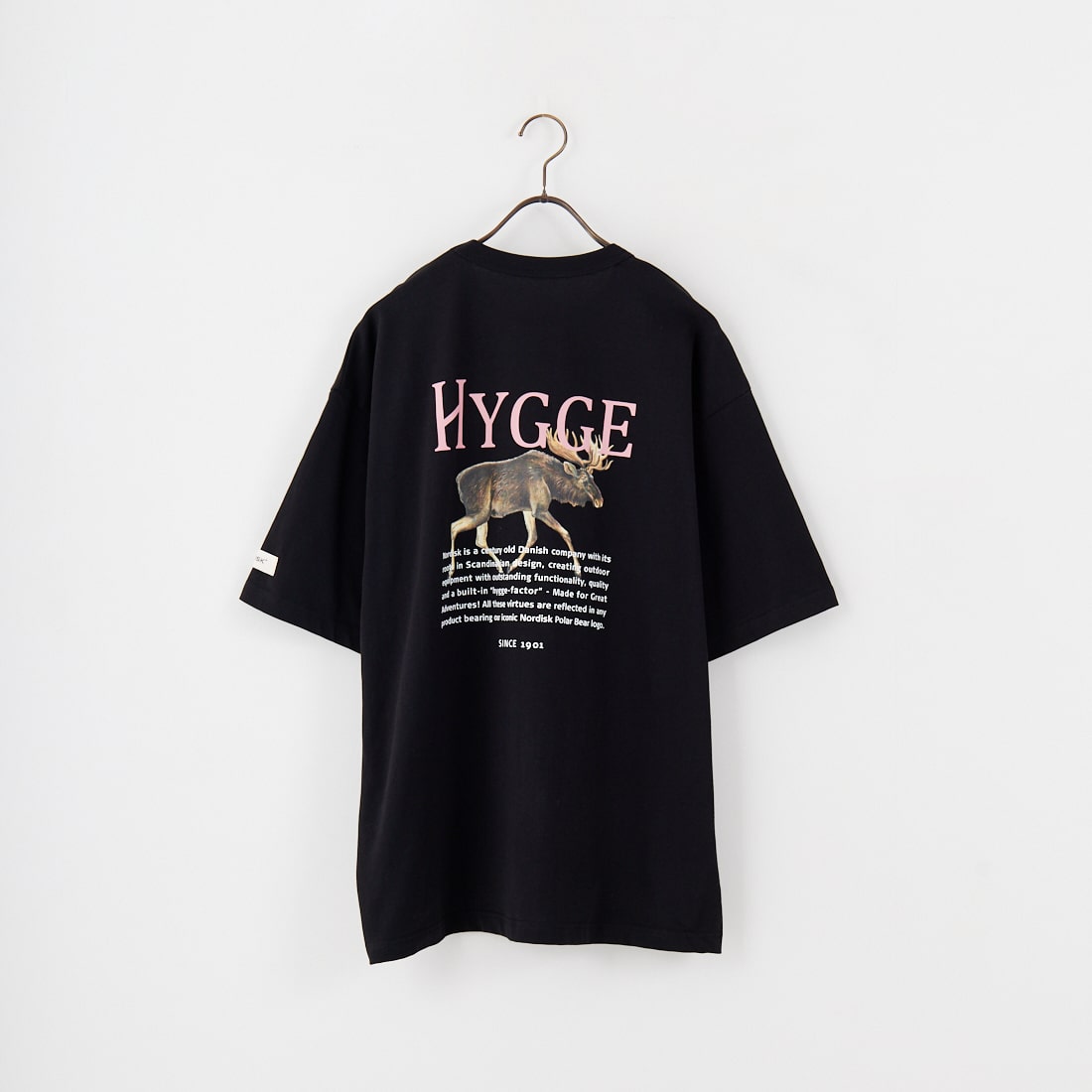 NORDISK [ノルディスク] 別注 HYGGE シカバックプリントTシャツ [NU11503-JF]です。