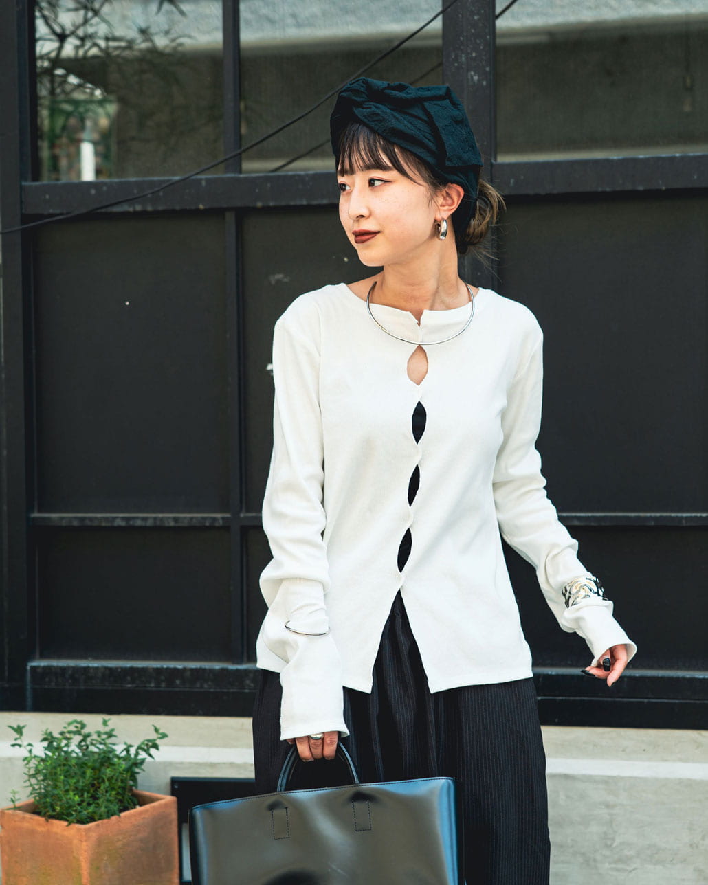 nenom [ネノム] × Ujichan 前後2WAY カットホール リブカットソー [NE25132007]のコーディネート写真です。