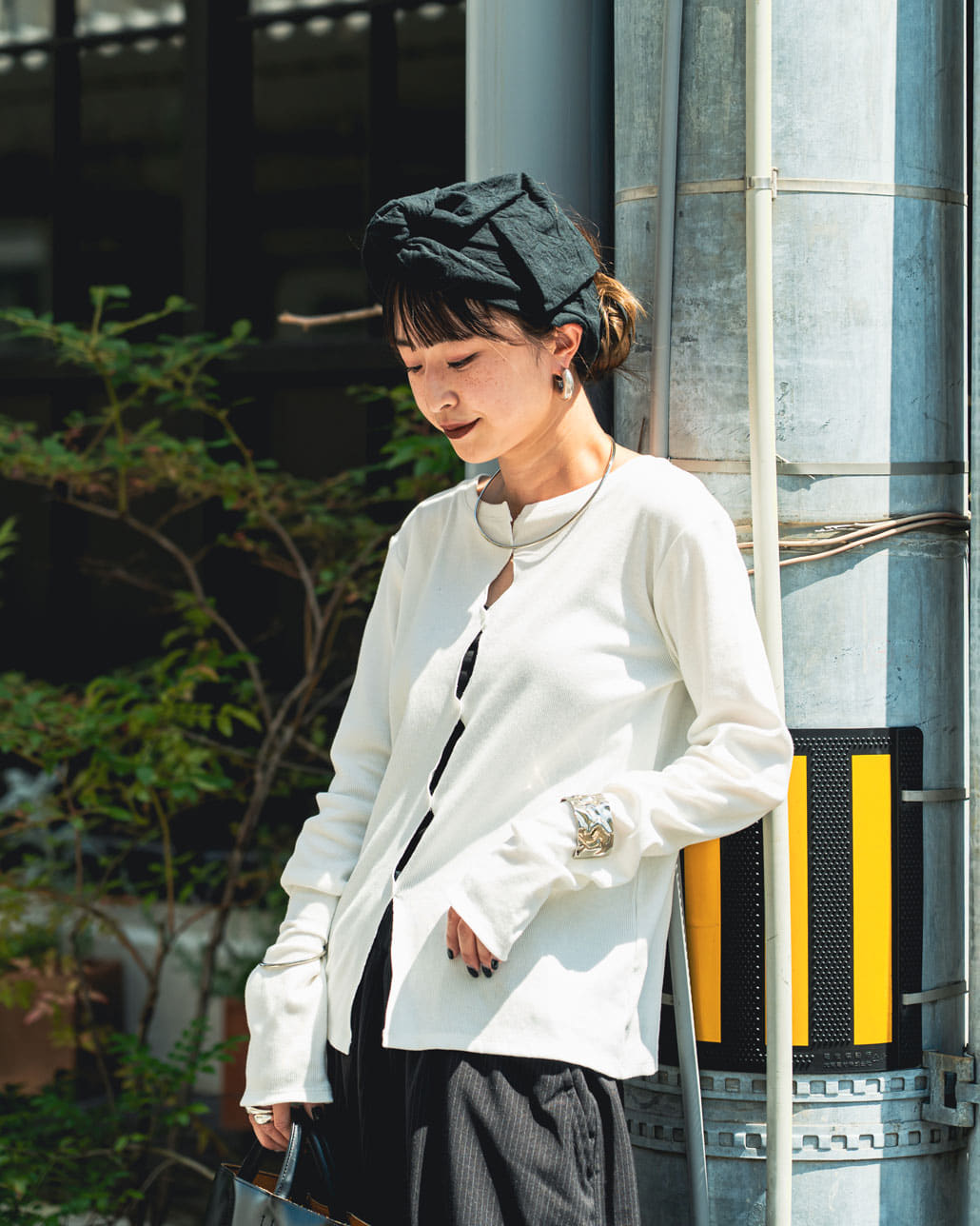nenom [ネノム] × Ujichan 前後2WAY カットホール リブカットソー [NE25132007]のコーディネート写真です。