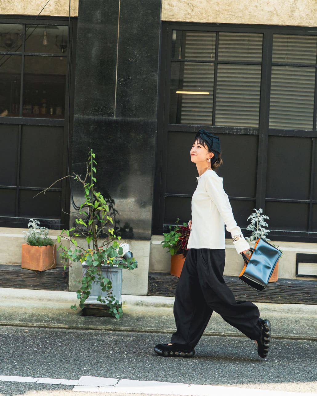 nenom [ネノム] × Ujichan 前後2WAY カットホール リブカットソー [NE25132007]のコーディネート写真です。