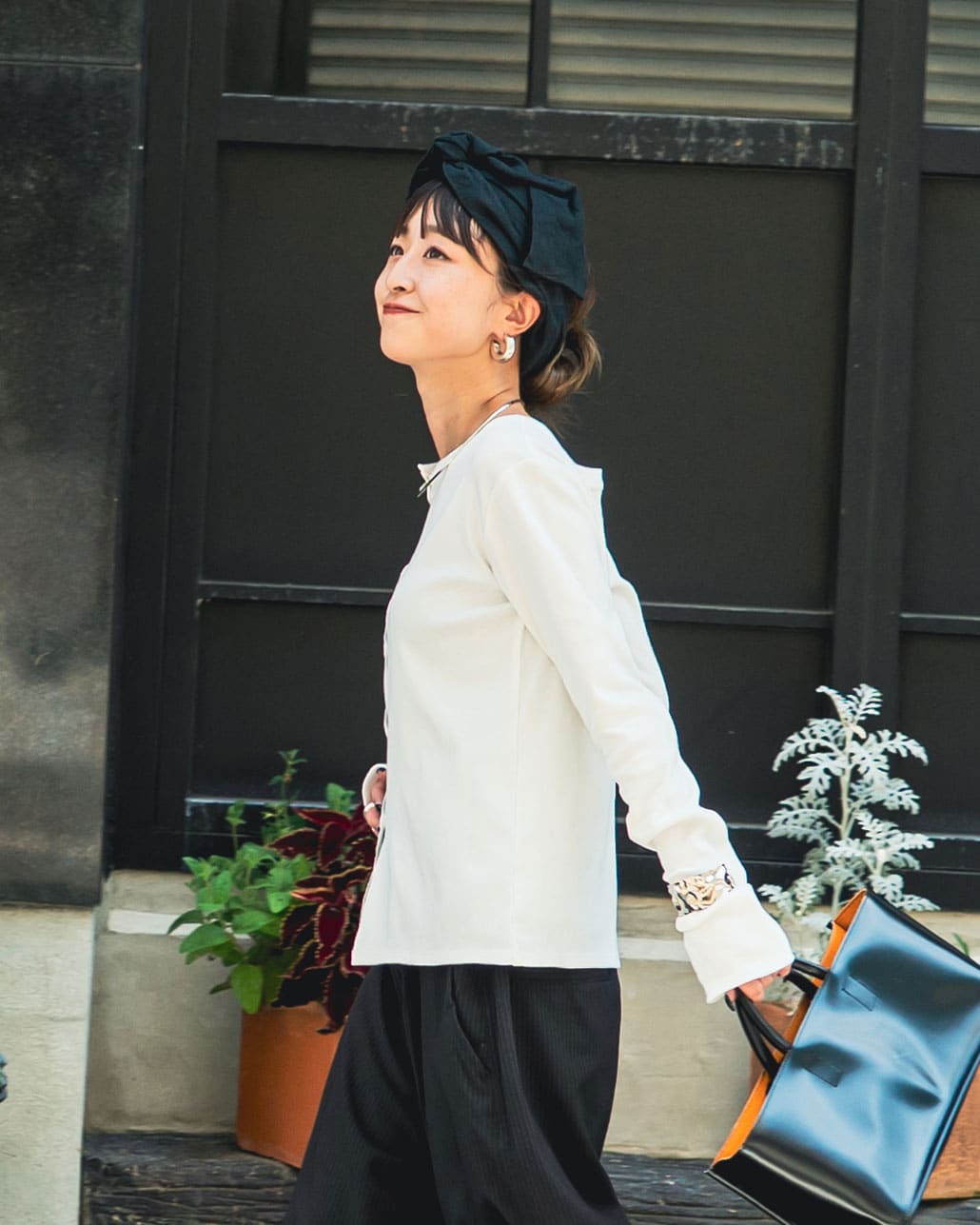 nenom [ネノム] × Ujichan 前後2WAY カットホール リブカットソー [NE25132007]のコーディネート写真です。