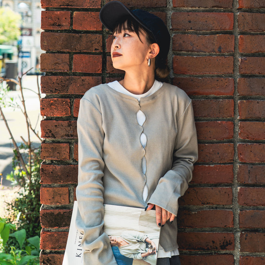 nenom [ネノム] × Ujichan 前後2WAY カットホール リブカットソー [NE25132007]のコーディネート写真です。