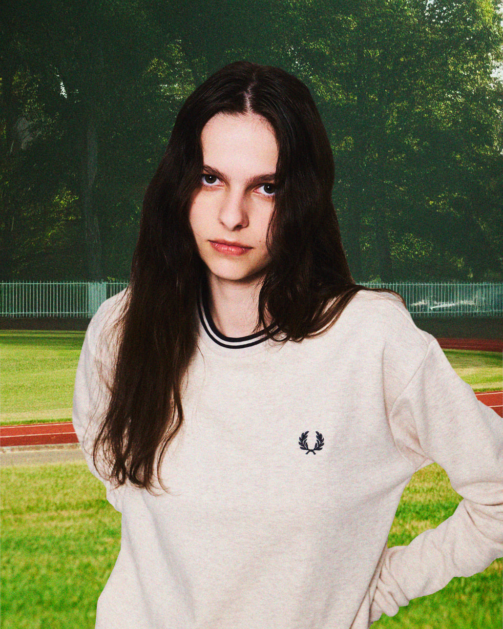 FRED PERRY [フレッドペリー] 別注 ツインティップライン ワンポイントロゴ刺繍クルーネックスウェット [FPM-25A-025JF]です。