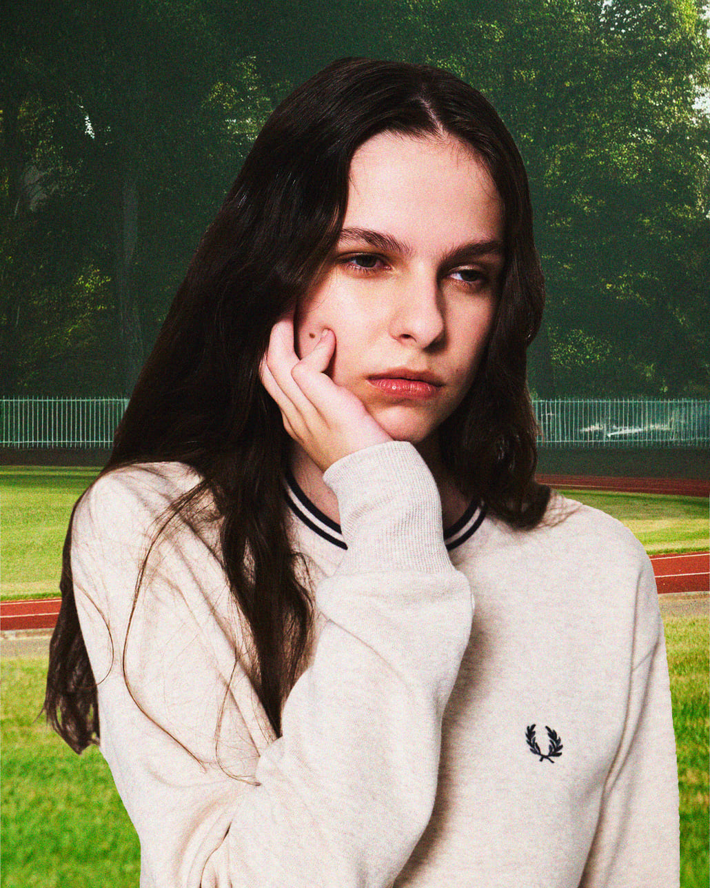 FRED PERRY [フレッドペリー] 別注 ツインティップライン ワンポイントロゴ刺繍クルーネックスウェット [FPM-25A-025JF]です。