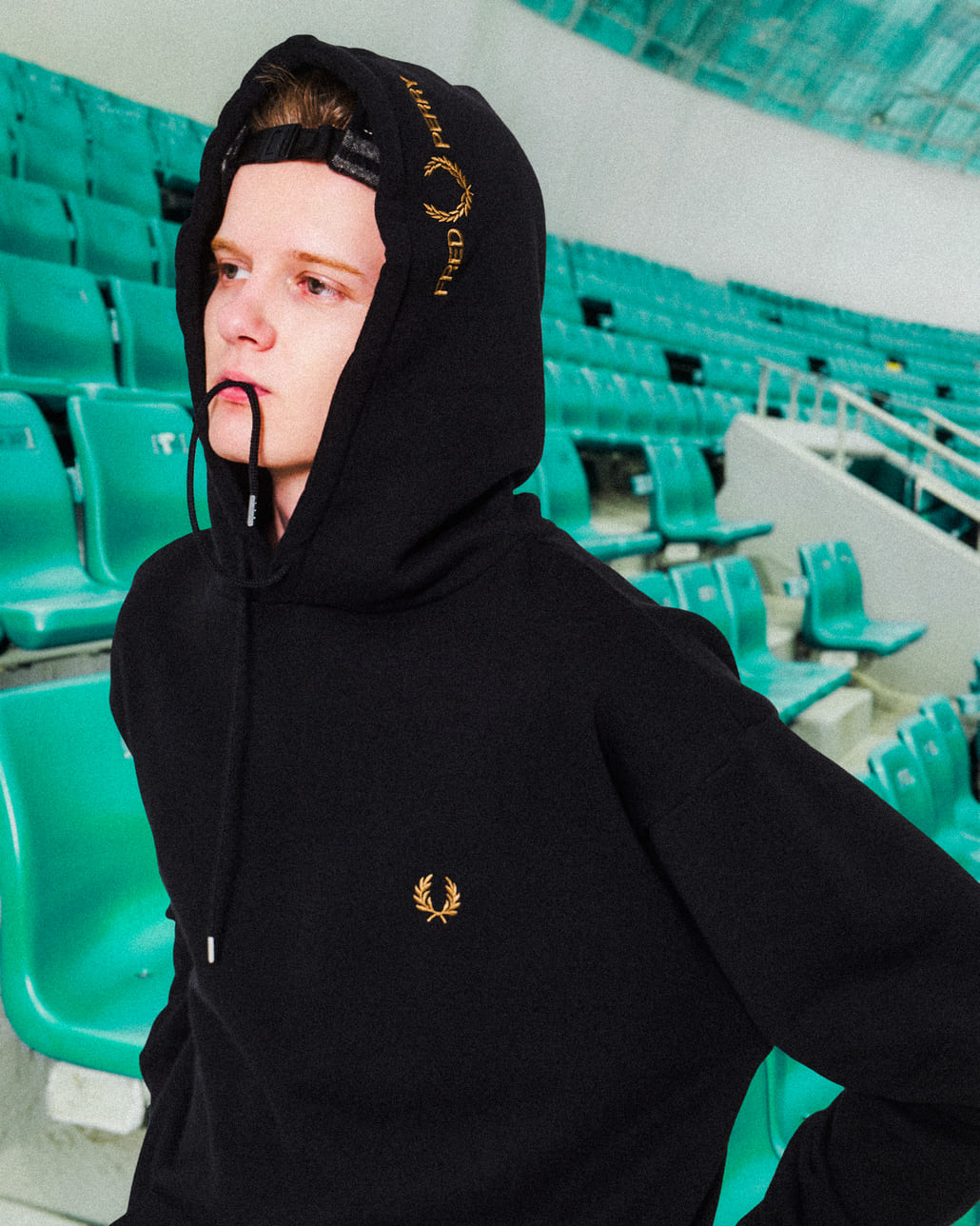 FRED PERRY [フレッドペリー] 別注 フードロゴ刺繍スウェットパーカー [FPM-25A-026JF]です。