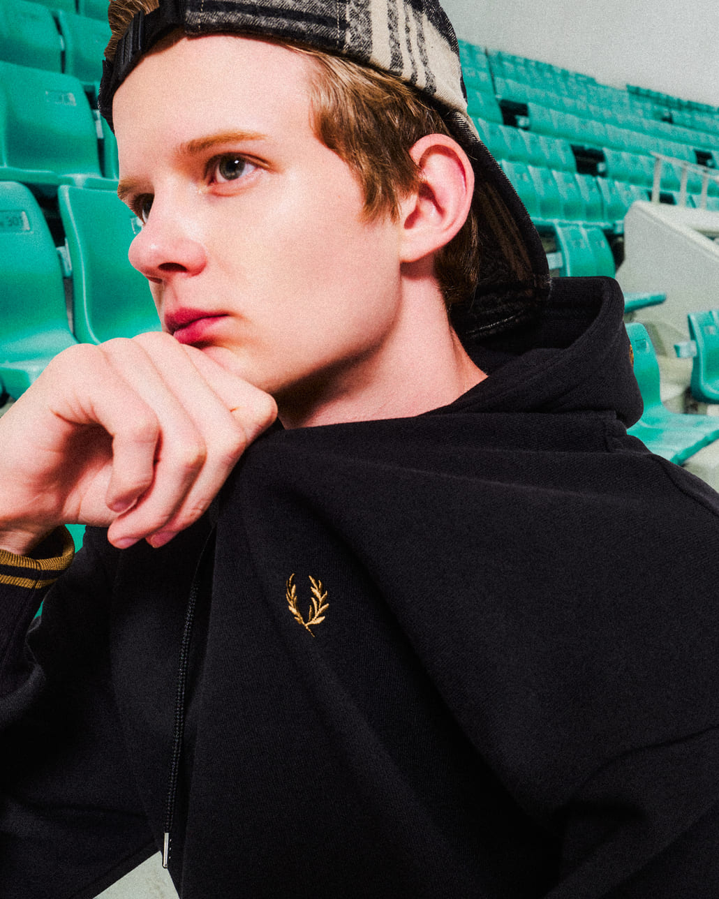 FRED PERRY [フレッドペリー] 別注 フードロゴ刺繍スウェットパーカー [FPM-25A-026JF]です。