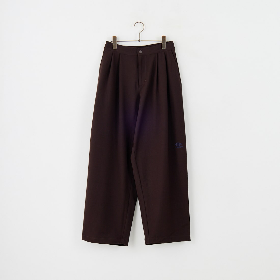 UMBRO [アンブロ] 別注 ワンポイント刺繍ロゴ トラックパンツ [KBT126-NK-PT2-MS-JF]の商品画像です。