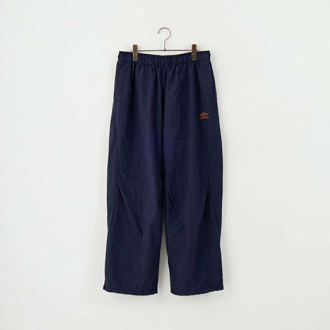 UMBRO [アンブロ] 別注 ナイロントラックパンツ [KBT126-NK-PT1-MS-JF]の商品画像です。