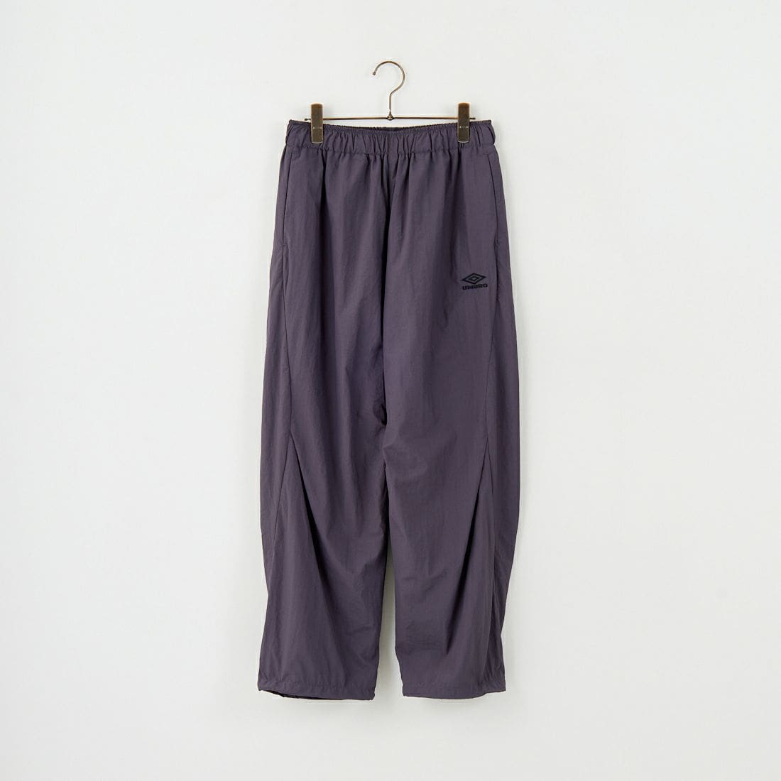 UMBRO [アンブロ] 別注 ナイロントラックパンツ [KBT126-NK-PT1-MS-JF]の商品画像です。