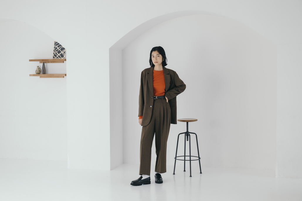 USINE [ユジーヌ] イージーケアウールライクジャケット [21256062]とイージーケアウールライク 2タックワイドパンツ [21256060]のセットアップコーディネートです。