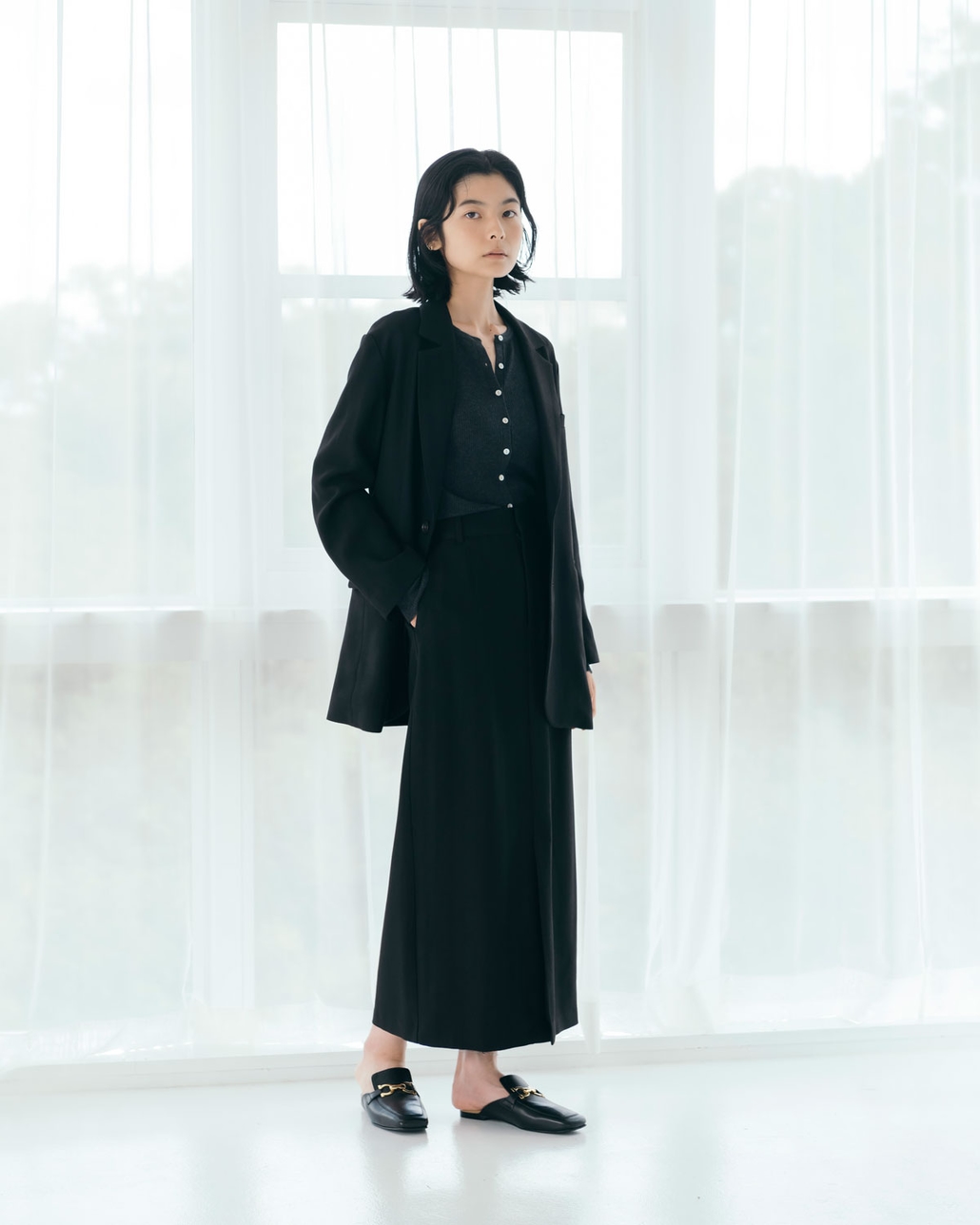USINE [ユジーヌ] イージーケアウールライクジャケット [21256062]とイージーケアウールライクタイトスカート [21256061]のセットアップ、インナーにリブニットカーディガン [11256842]を着用したコーディネートです。