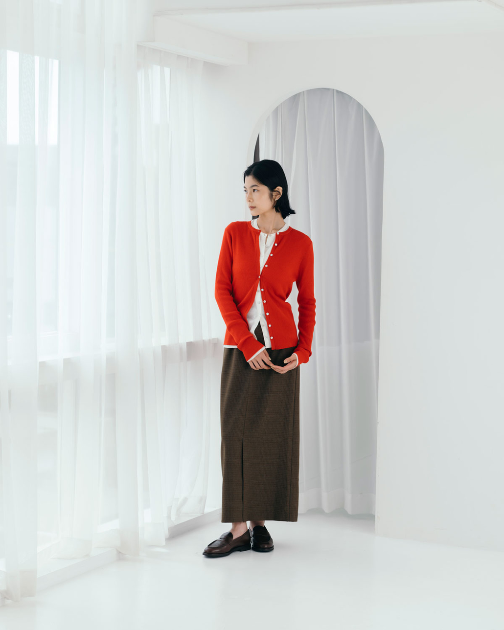 USINE [ユジーヌ] リブニットカーディガン [11256842]とイージーケアウールライクタイトスカート [21256061]のコーディネートです。