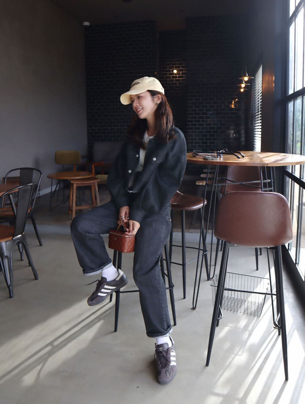 epa [エパ] バルーンスリーブショートジャケット [MXEP07L]とワイドストレートジーンズ [MXEP06L]のコーディネート写真です。