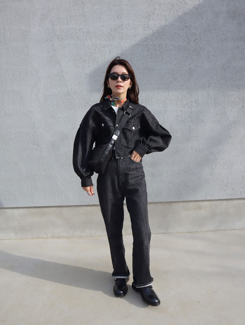 epa [エパ] バルーンスリーブショートジャケット [MXEP07L]とワイドストレートジーンズ [MXEP06L]のコーディネート写真です。