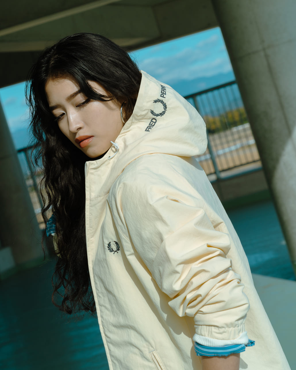 FRED PERRY [フレッドペリー] 別注 フード刺繍 ナイロンシェルジャケット [FPM-25A-031JF]です。