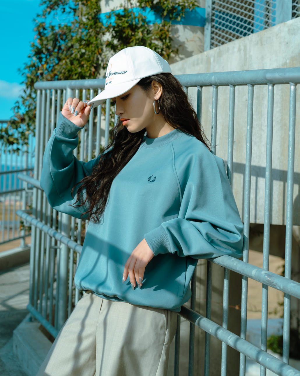 FRED PERRY [フレッドペリー] 別注 ブランデッドツイルキャップ [FPA-26S-038JF]とFRED PERRY [フレッドペリー] 別注 トラック クルーネックプルオーバー [FPM-25A-030JF]です。