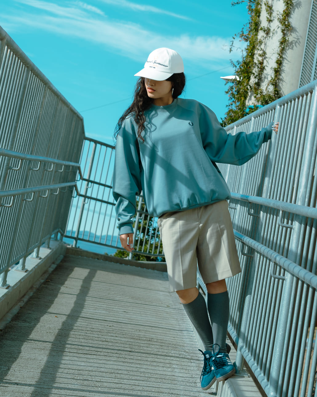 FRED PERRY [フレッドペリー] 別注 ブランデッドツイルキャップ [FPA-26S-038JF]とFRED PERRY [フレッドペリー] 別注 トラック クルーネックプルオーバー [FPM-25A-030JF]です。