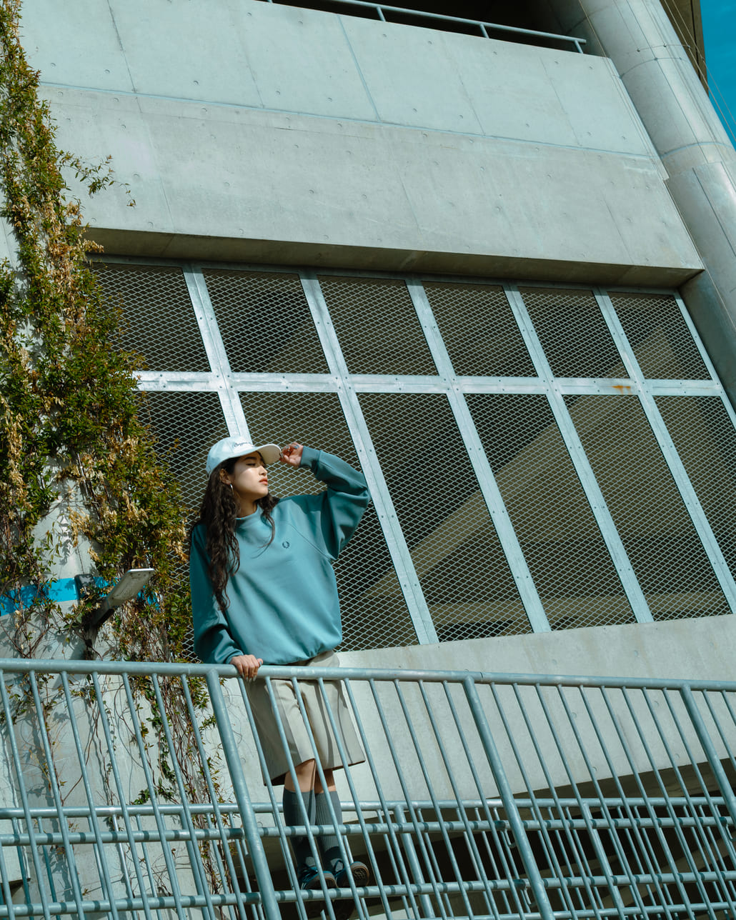 FRED PERRY [フレッドペリー] 別注 ブランデッドツイルキャップ [FPA-26S-038JF]とFRED PERRY [フレッドペリー] 別注 トラック クルーネックプルオーバー [FPM-25A-030JF]です。