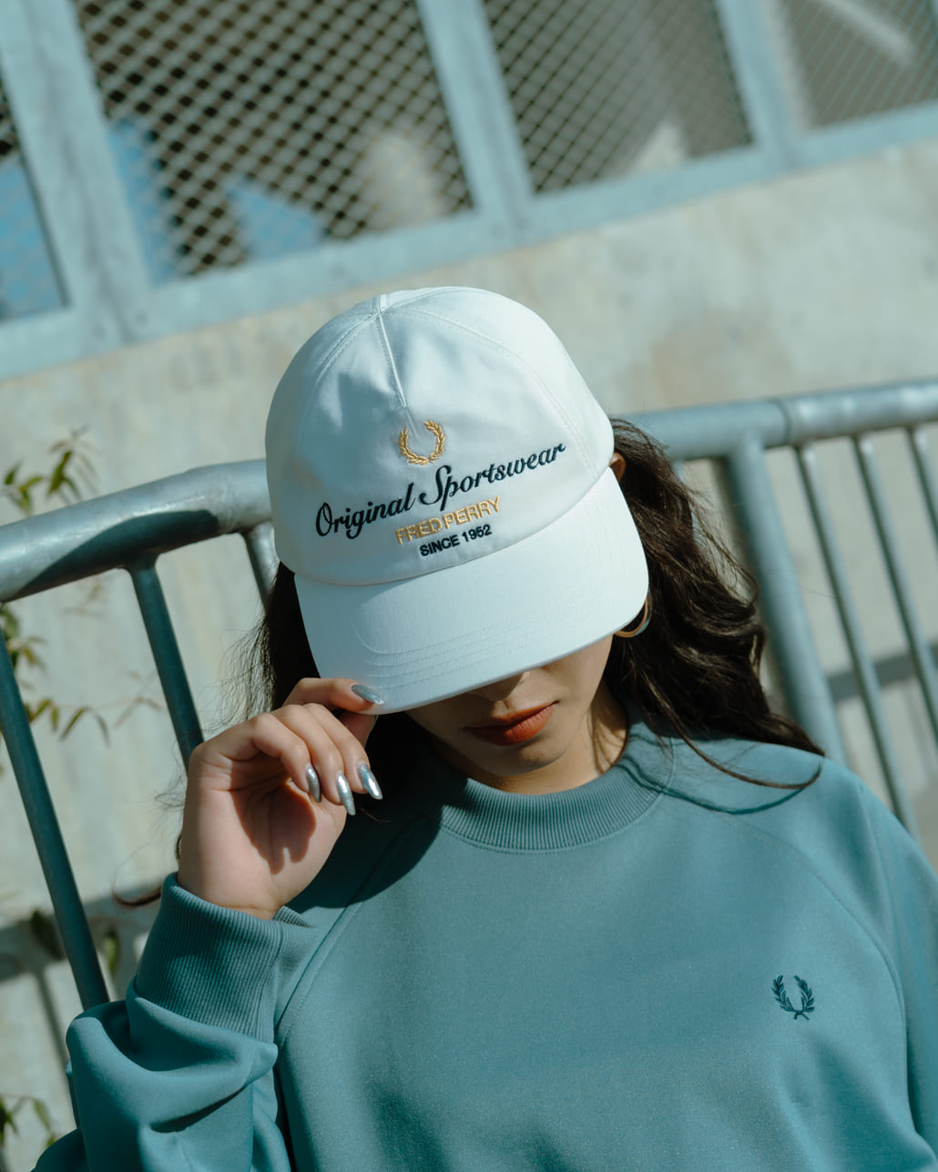 FRED PERRY [フレッドペリー] 別注 ブランデッドツイルキャップ [FPA-26S-038JF]とFRED PERRY [フレッドペリー] 別注 トラック クルーネックプルオーバー [FPM-25A-030JF]です。