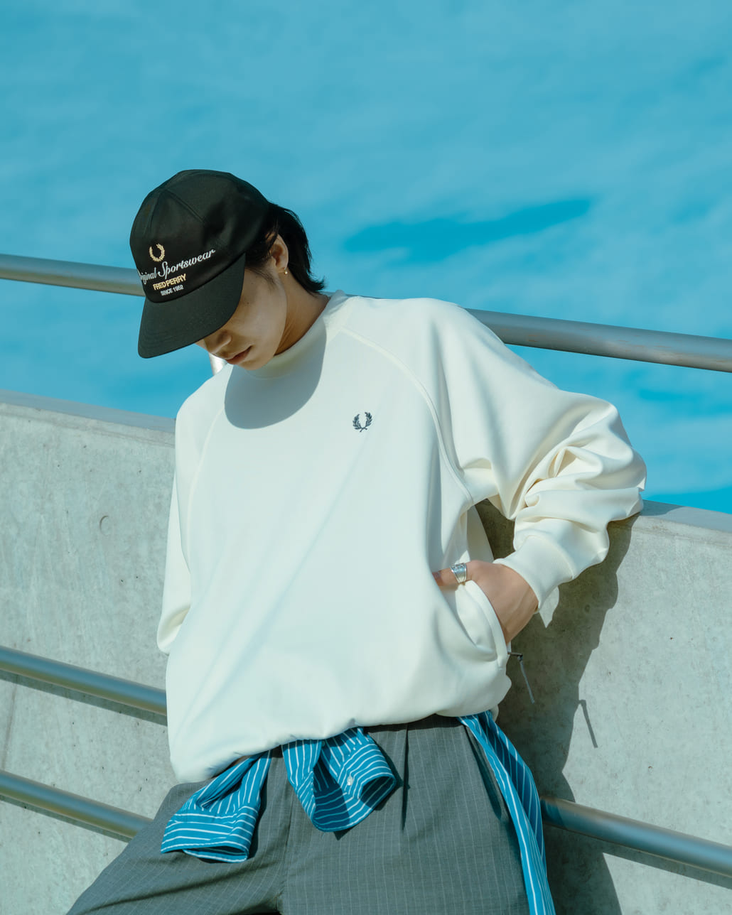 FRED PERRY [フレッドペリー] 別注 ブランデッドツイルキャップ [FPA-26S-038JF]とFRED PERRY [フレッドペリー] 別注 トラック クルーネックプルオーバー [FPM-25A-030JF]です。