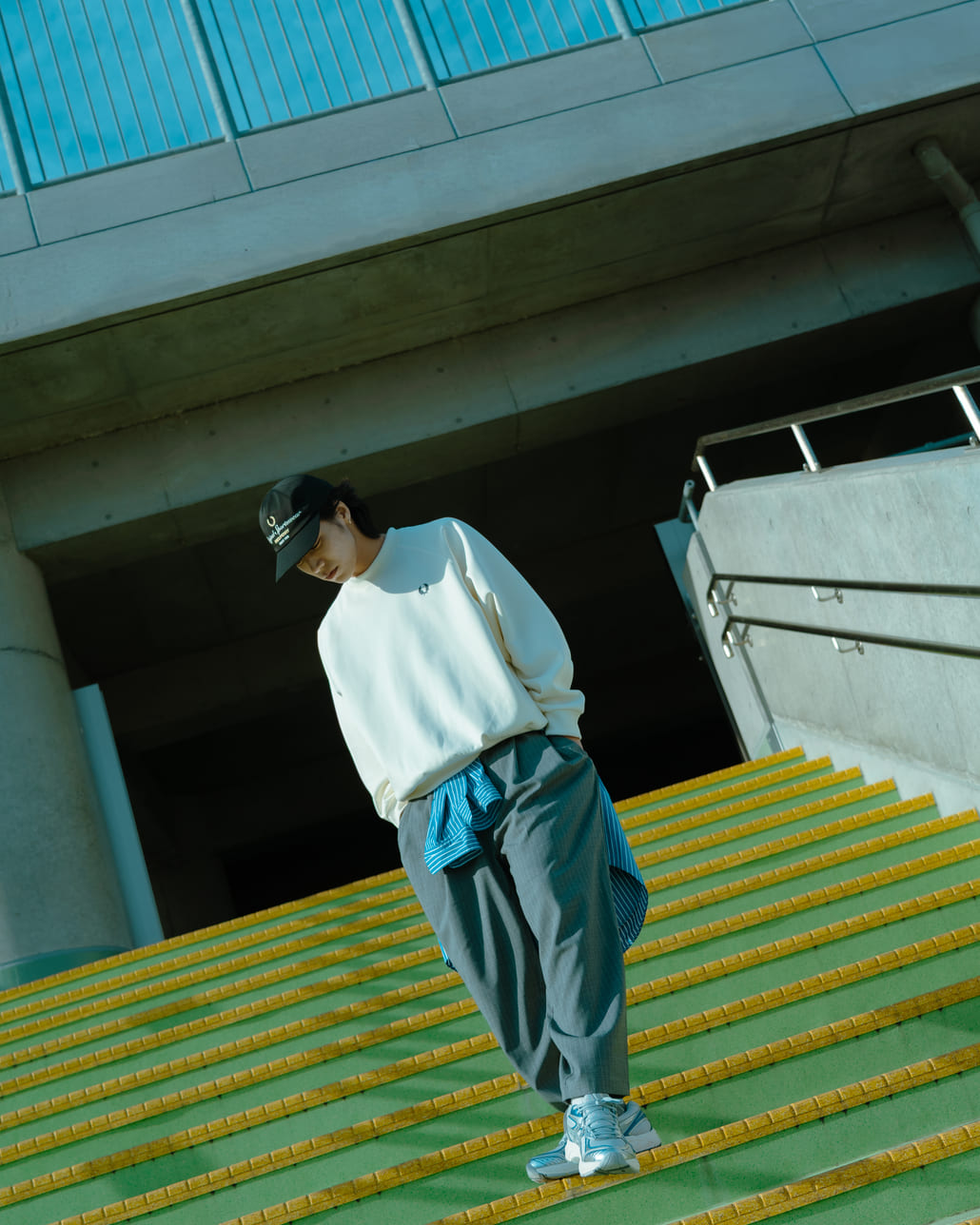 FRED PERRY [フレッドペリー] 別注 ブランデッドツイルキャップ [FPA-26S-038JF]とFRED PERRY [フレッドペリー] 別注 トラック クルーネックプルオーバー [FPM-25A-030JF]です。