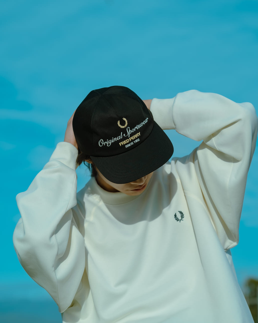FRED PERRY [フレッドペリー] 別注 ブランデッドツイルキャップ [FPA-26S-038JF]とFRED PERRY [フレッドペリー] 別注 トラック クルーネックプルオーバー [FPM-25A-030JF]です。