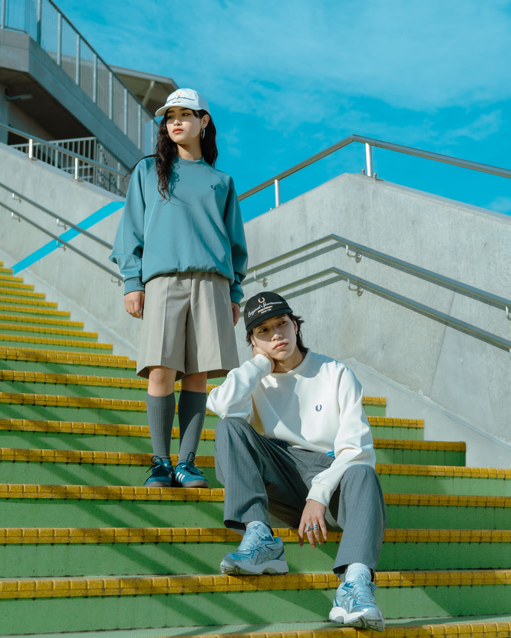 FRED PERRY [フレッドペリー] 別注 ブランデッドツイルキャップ [FPA-26S-038JF]とFRED PERRY [フレッドペリー] 別注 トラック クルーネックプルオーバー [FPM-25A-030JF]です。