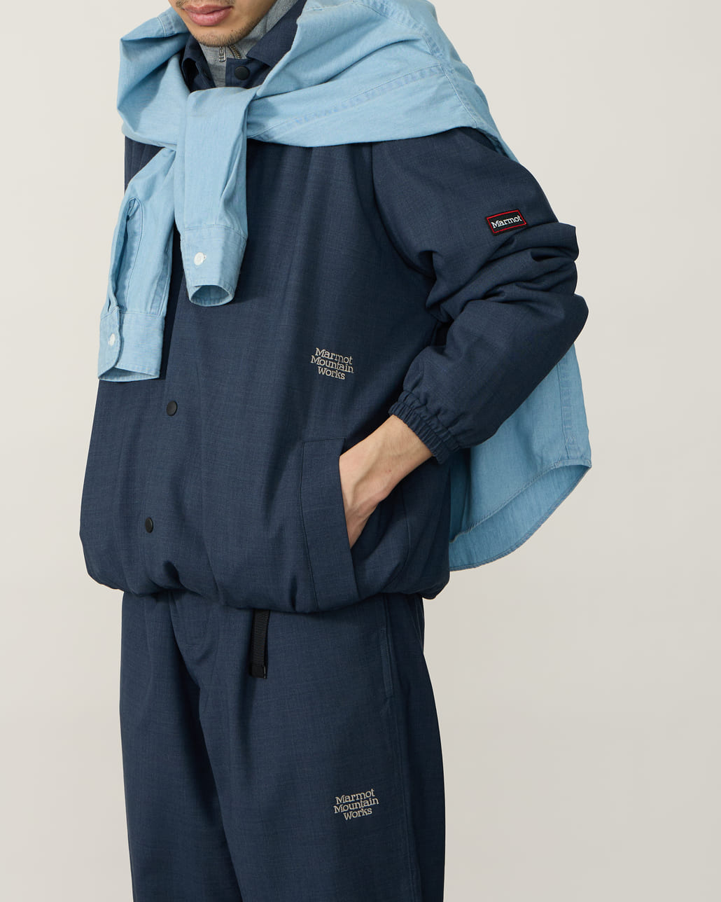 Marmot [マーモット] 別注 メリノウール コーチジャケット [MTSS26MJK330IN-JF]とMarmot [マーモット] 別注 メリノウール タックパンツ [MTSS26MPT331IN-JF]のスタイリング画像です。