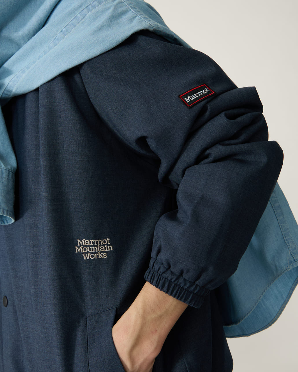 Marmot [マーモット] 別注 メリノウール コーチジャケット [MTSS26MJK330IN-JF]とMarmot [マーモット] 別注 メリノウール タックパンツ [MTSS26MPT331IN-JF]のスタイリング画像です。