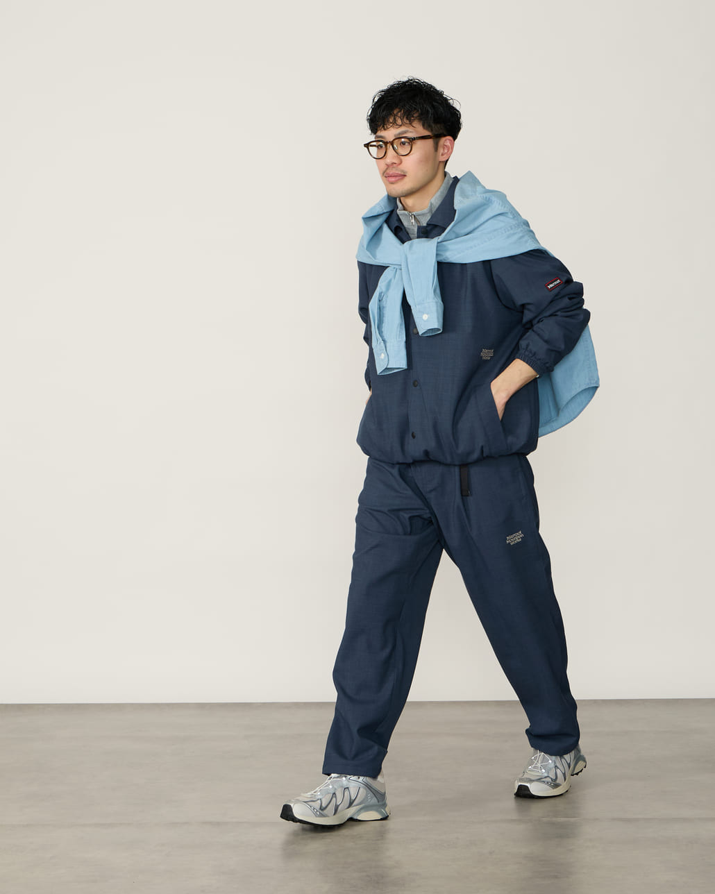 Marmot [マーモット] 別注 メリノウール コーチジャケット [MTSS26MJK330IN-JF]とMarmot [マーモット] 別注 メリノウール タックパンツ [MTSS26MPT331IN-JF]のスタイリング画像です。