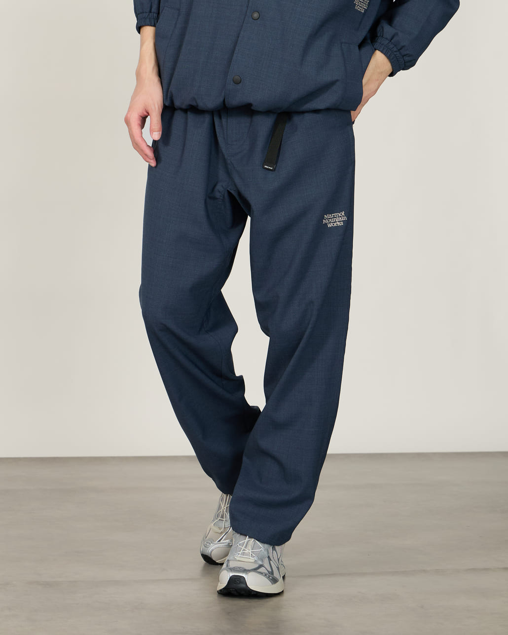 Marmot [マーモット] 別注 メリノウール コーチジャケット [MTSS26MJK330IN-JF]とMarmot [マーモット] 別注 メリノウール タックパンツ [MTSS26MPT331IN-JF]のスタイリング画像です。