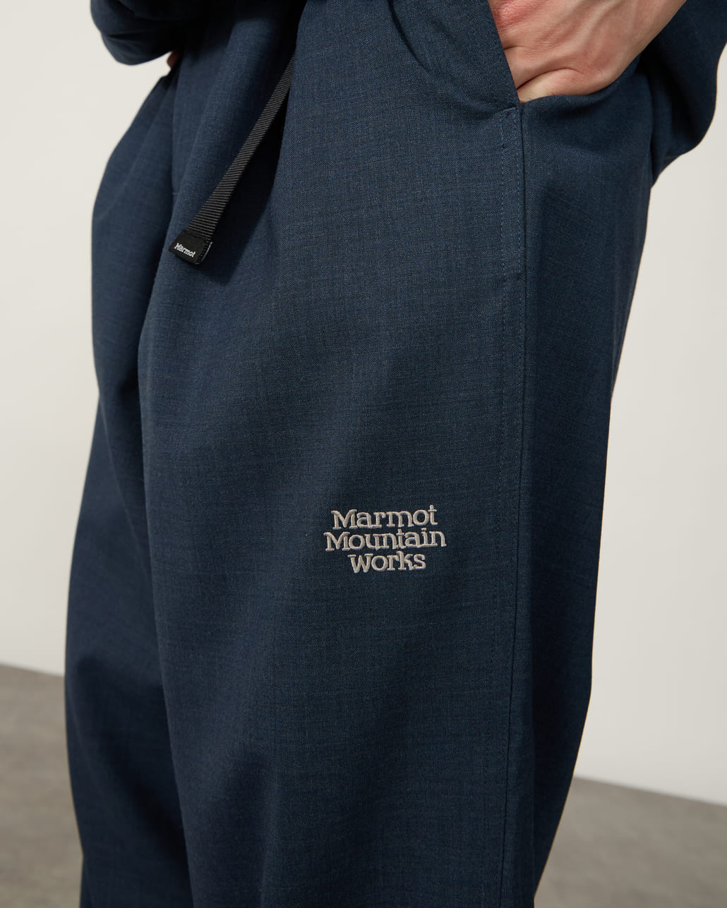Marmot [マーモット] 別注 メリノウール コーチジャケット [MTSS26MJK330IN-JF]とMarmot [マーモット] 別注 メリノウール タックパンツ [MTSS26MPT331IN-JF]のスタイリング画像です。
