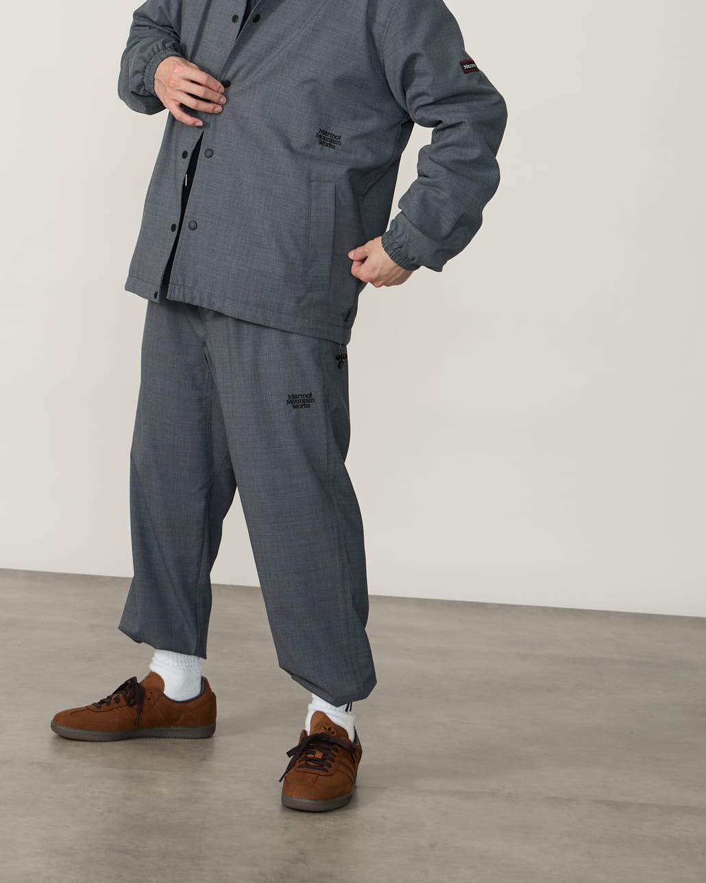 Marmot [マーモット] 別注 メリノウール コーチジャケット [MTSS26MJK330IN-JF]とMarmot [マーモット] 別注 メリノウール タックパンツ [MTSS26MPT331IN-JF]とMarmot [マーモット] 別注 ブランドロゴ ロングビルキャップ [MTSS26UHG342IN-JF]のスタイリング画像です。