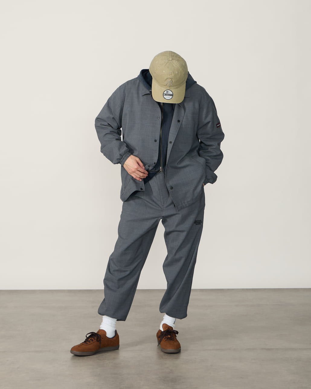 Marmot [マーモット] 別注 メリノウール コーチジャケット [MTSS26MJK330IN-JF]とMarmot [マーモット] 別注 メリノウール タックパンツ [MTSS26MPT331IN-JF]とMarmot [マーモット] 別注 ブランドロゴ ロングビルキャップ [MTSS26UHG342IN-JF]のスタイリング画像です。